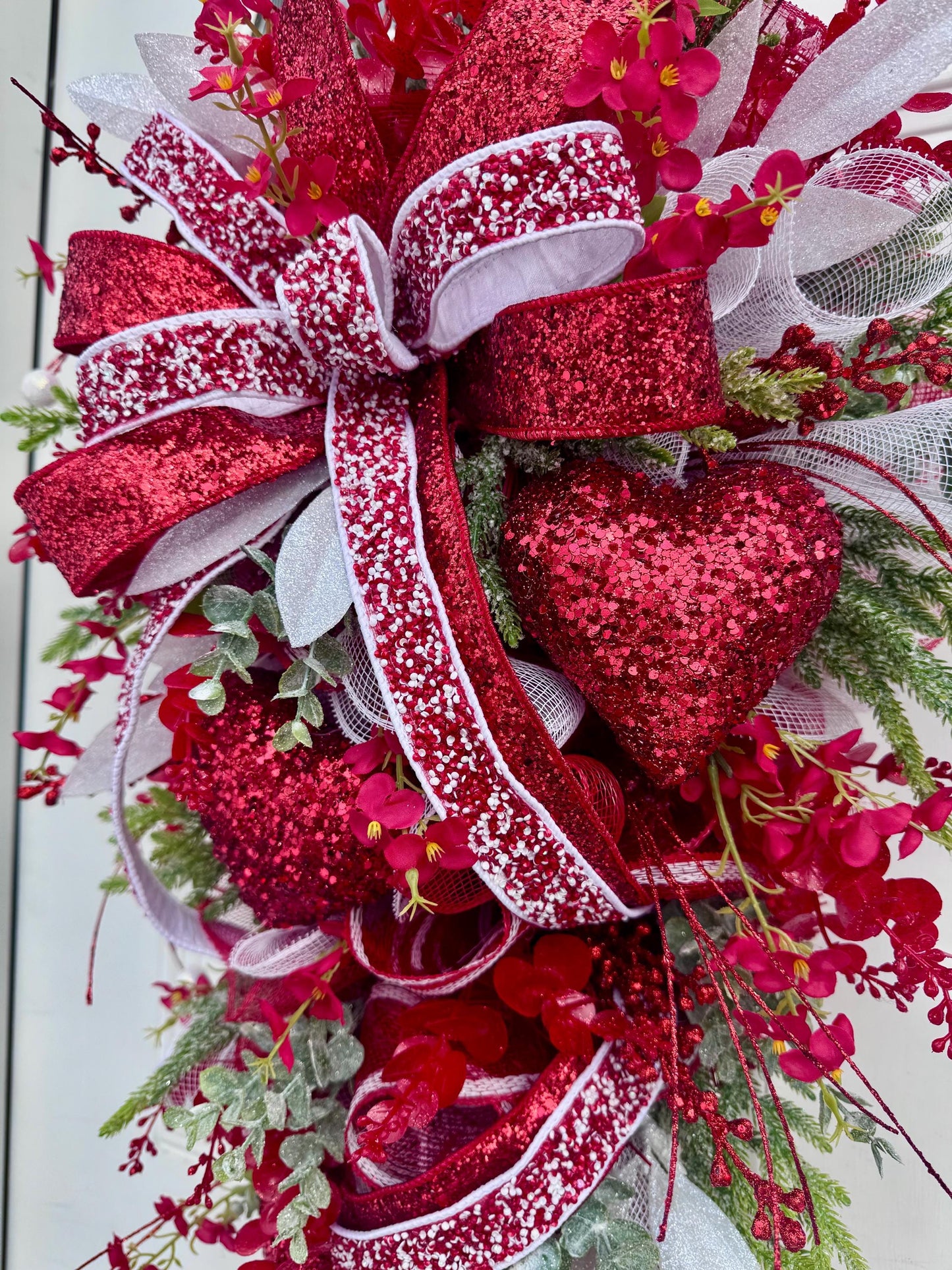 Elegant Valentines Day Swag Wreath for Door, Glam Red Heart Wreath Home Decor, Red and White Valentine Wall Hanger