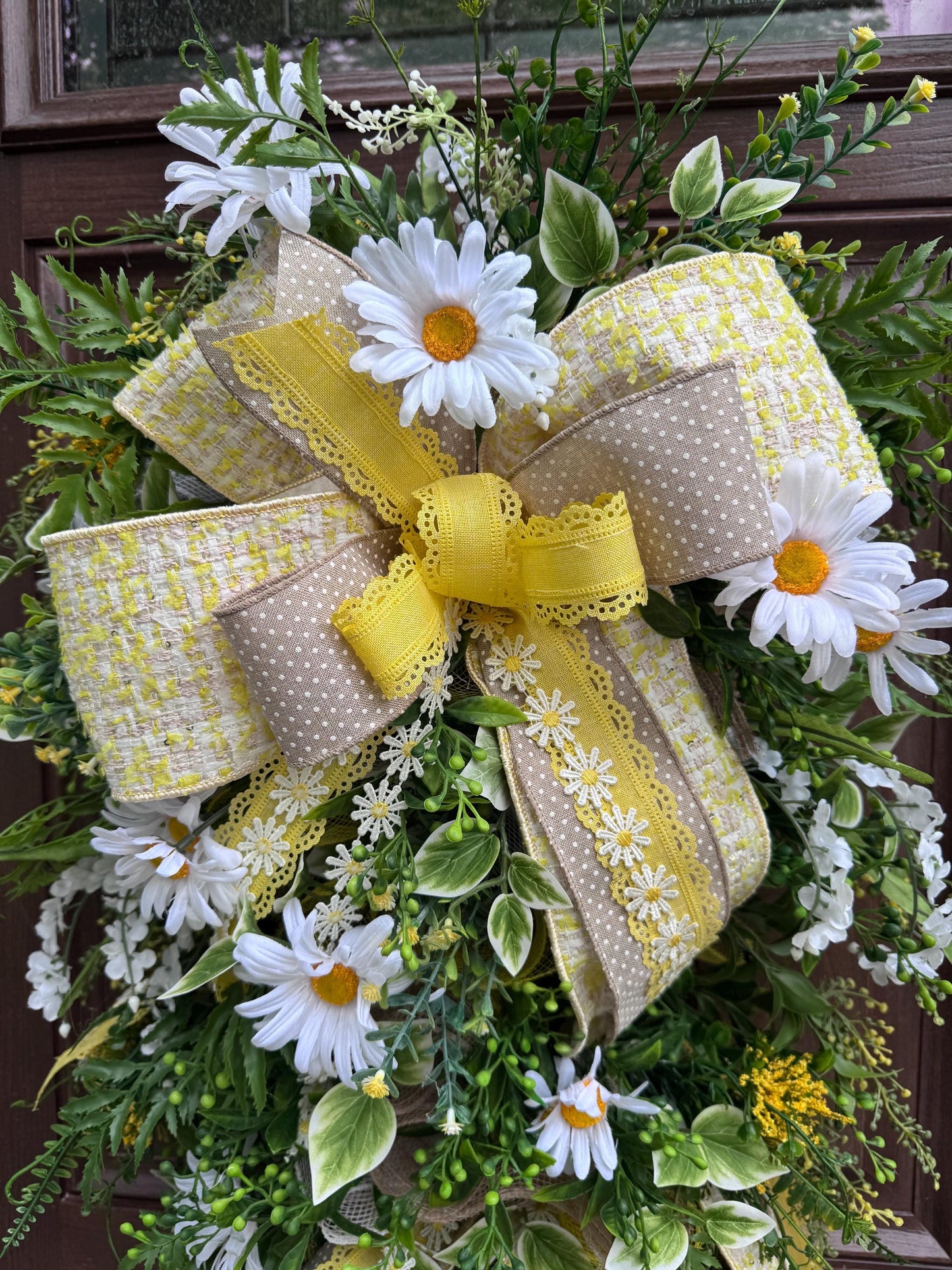 Daisy Door Swag with Elegant Ribbons, Summer Floral Themed Entryway Décor Floral Door Hanger for Outdoor Porch or Indoor Office Wall Hanger