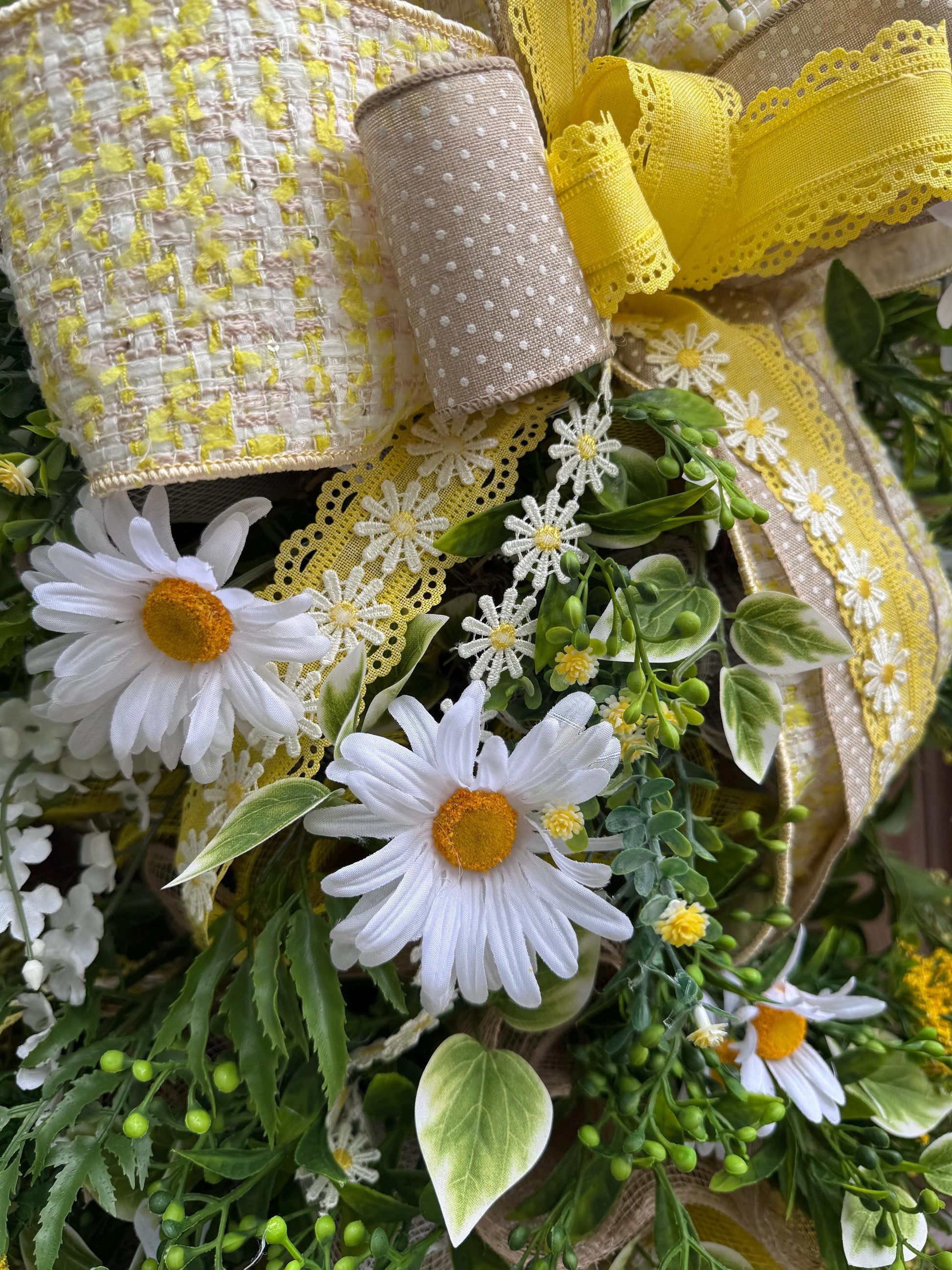 Daisy Door Swag with Elegant Ribbons, Summer Floral Themed Entryway Décor Floral Door Hanger for Outdoor Porch or Indoor Office Wall Hanger