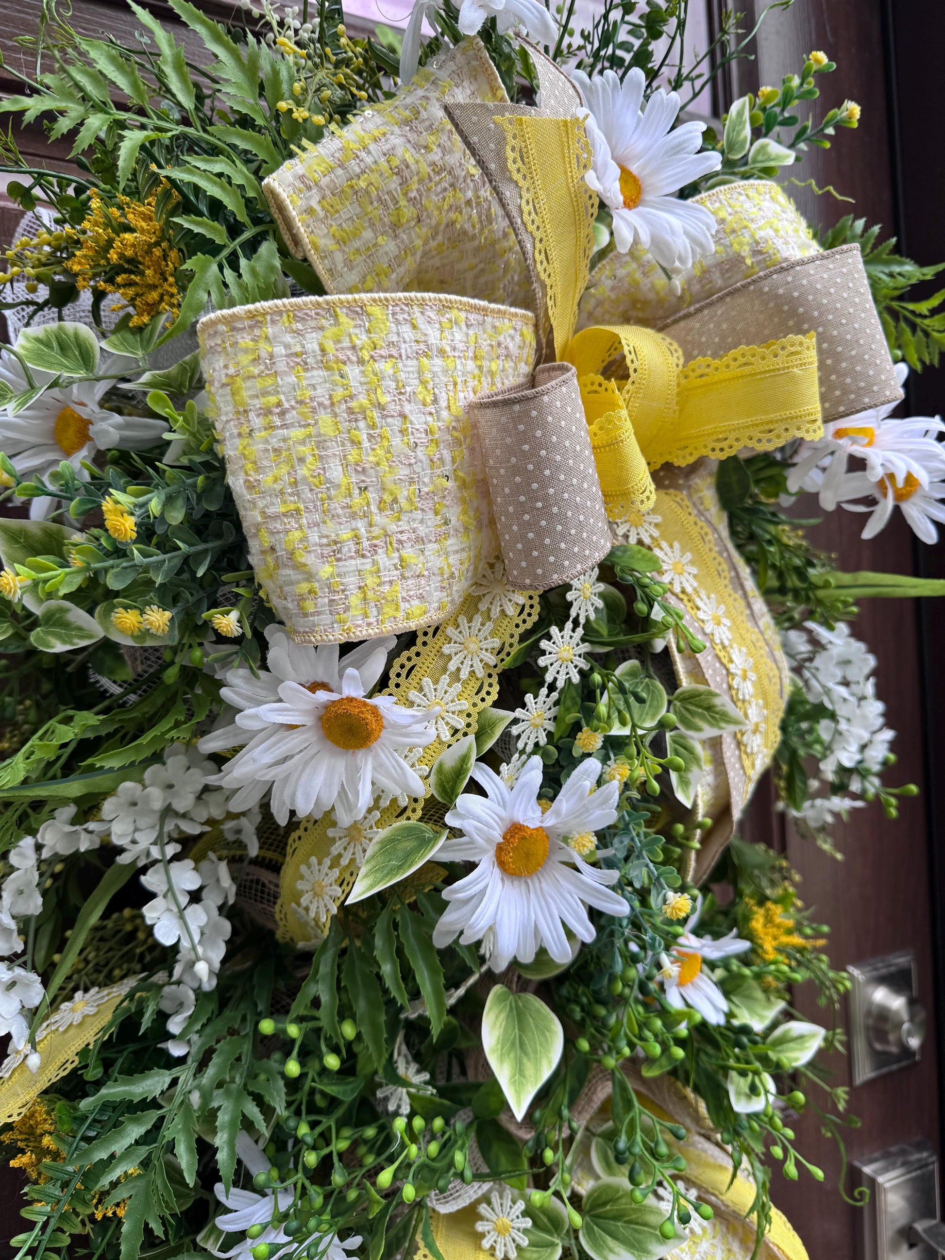Daisy Door Swag with Elegant Ribbons, Summer Floral Themed Entryway Décor Floral Door Hanger for Outdoor Porch or Indoor Office Wall Hanger