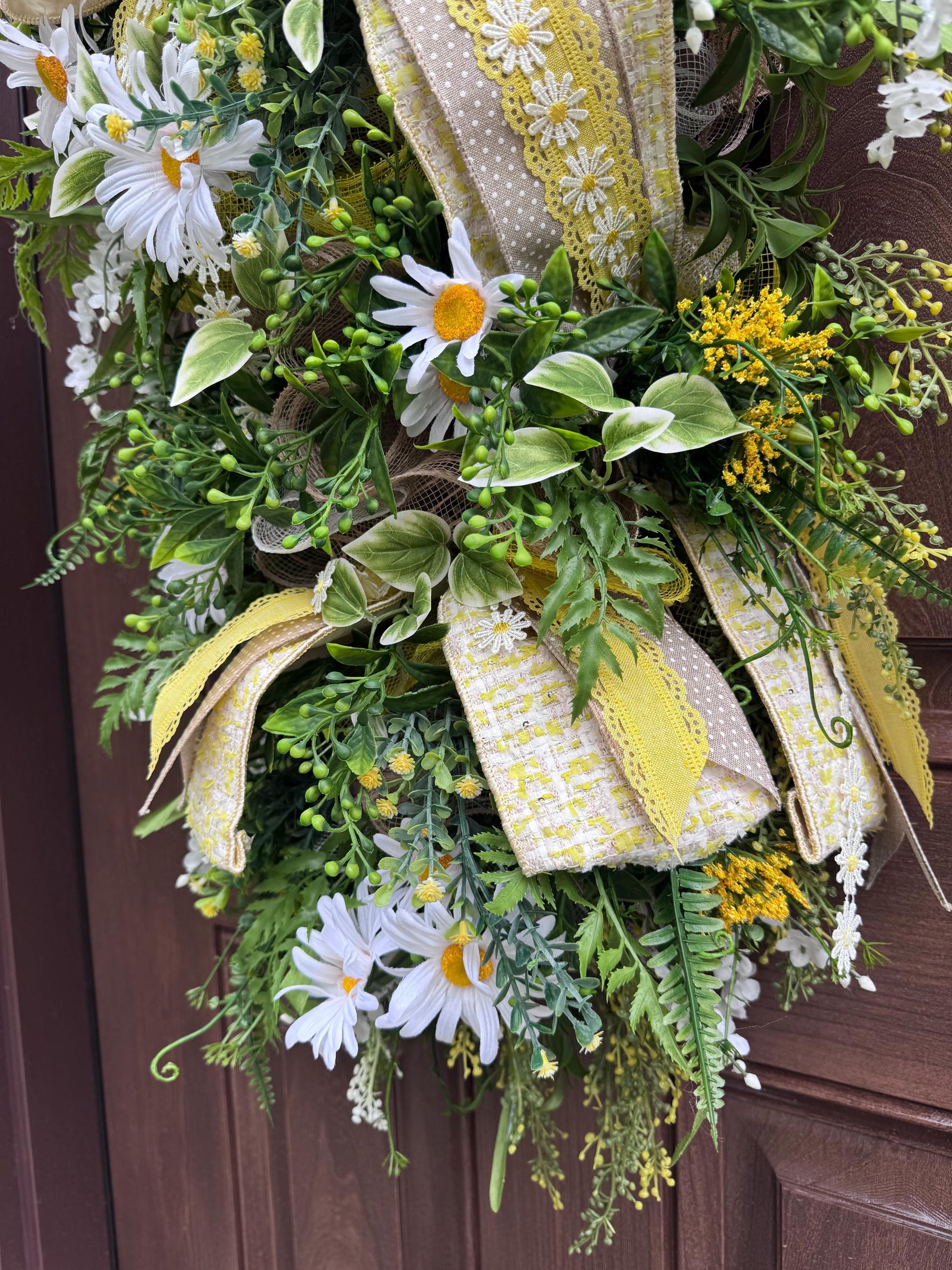 Daisy Door Swag with Elegant Ribbons, Summer Floral Themed Entryway Décor Floral Door Hanger for Outdoor Porch or Indoor Office Wall Hanger