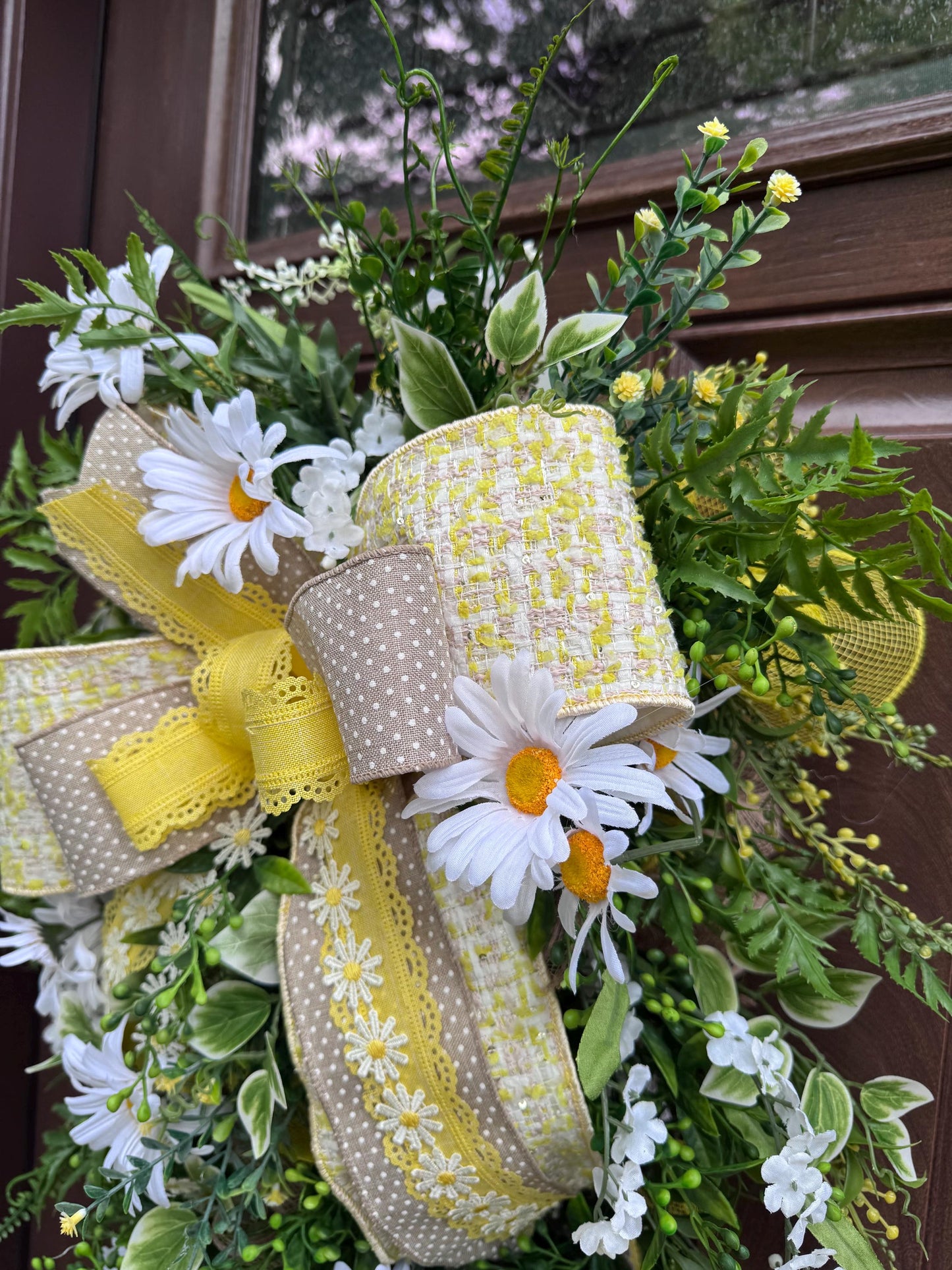 Daisy Door Swag with Elegant Ribbons, Summer Floral Themed Entryway Décor Floral Door Hanger for Outdoor Porch or Indoor Office Wall Hanger