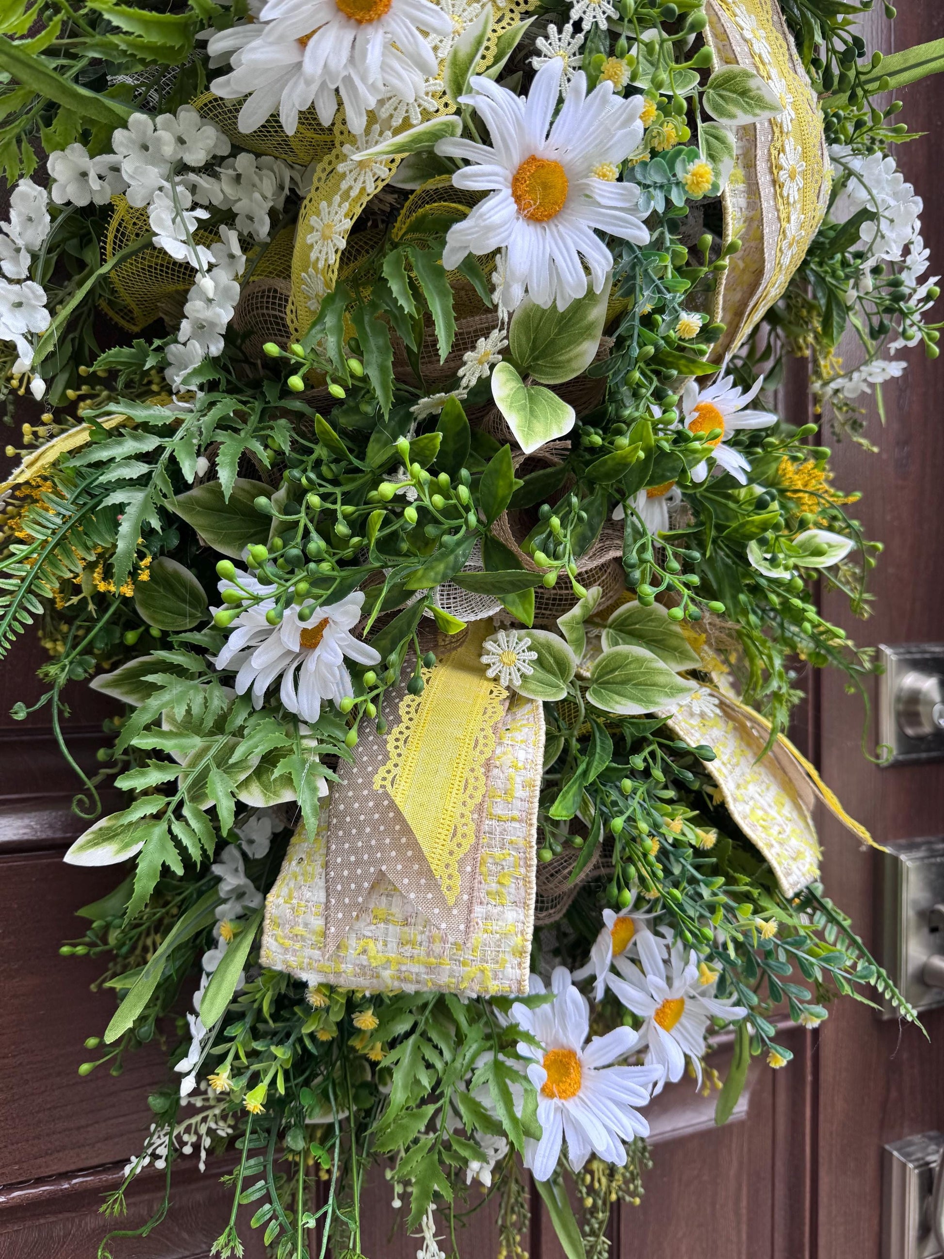 Daisy Door Swag with Elegant Ribbons, Summer Floral Themed Entryway Décor Floral Door Hanger for Outdoor Porch or Indoor Office Wall Hanger