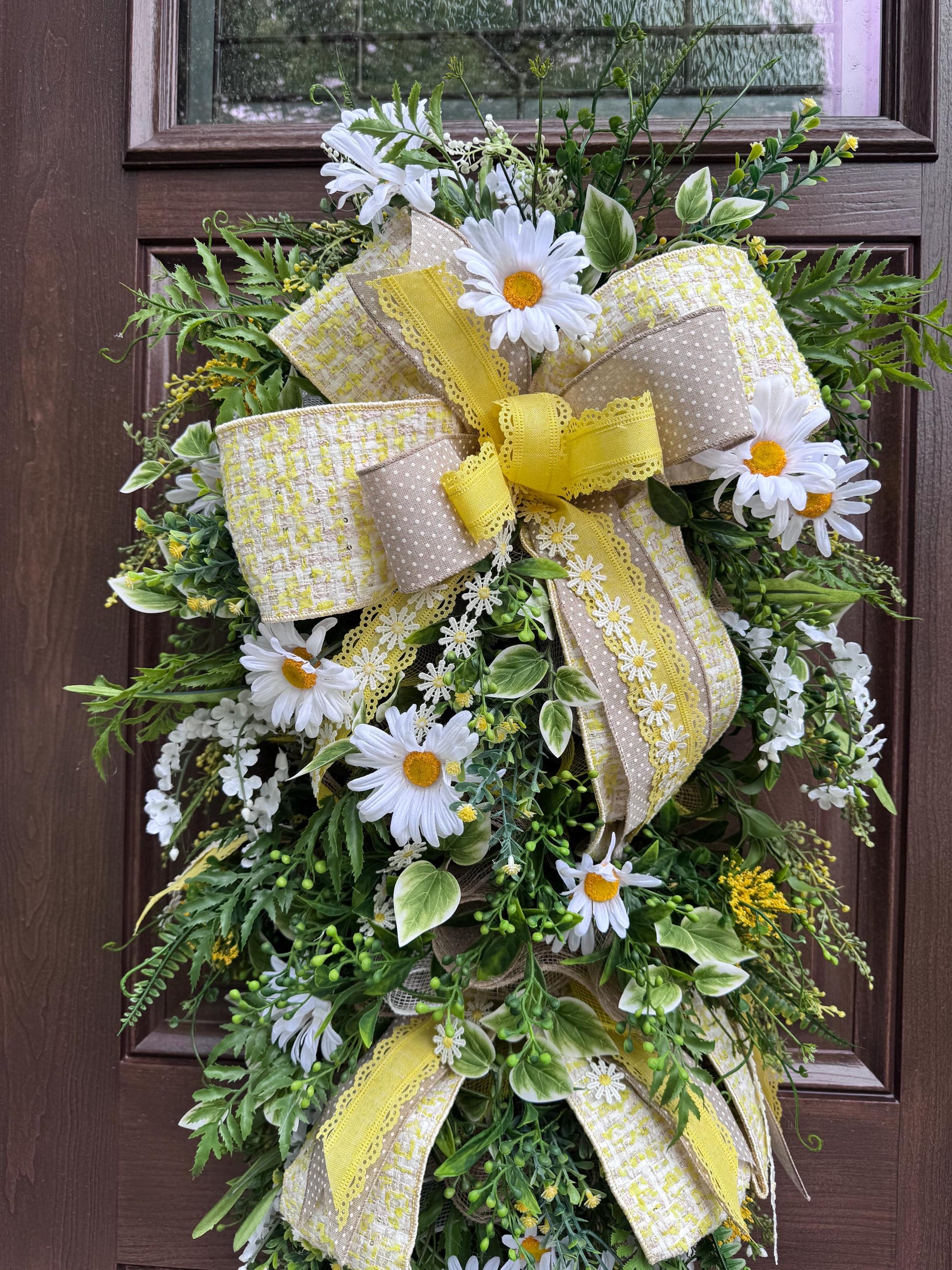 Daisy Door Swag with Elegant Ribbons, Summer Floral Themed Entryway Décor Floral Door Hanger for Outdoor Porch or Indoor Office Wall Hanger
