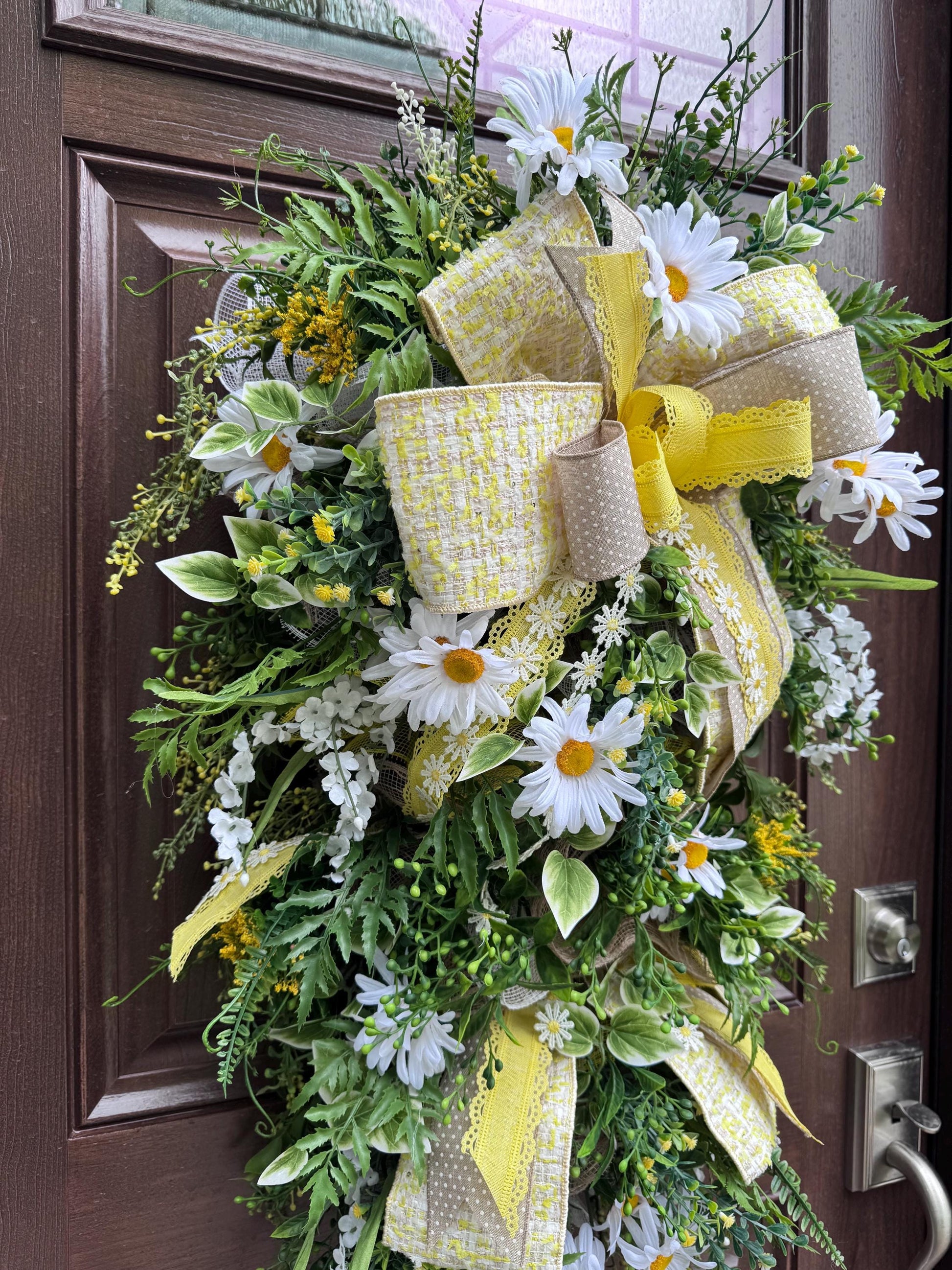 Daisy Door Swag with Elegant Ribbons, Summer Floral Themed Entryway Décor Floral Door Hanger for Outdoor Porch or Indoor Office Wall Hanger