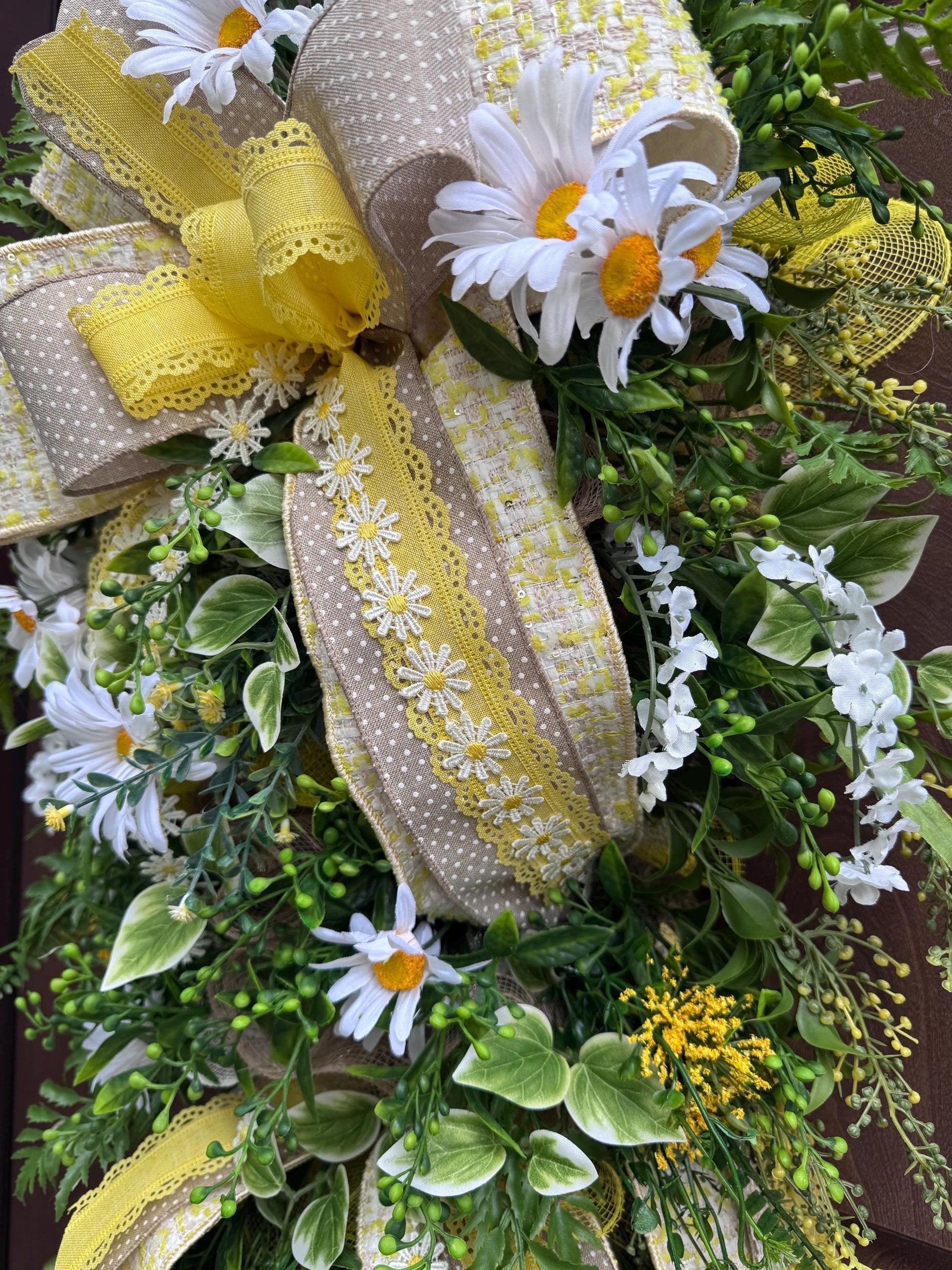 Daisy Door Swag with Elegant Ribbons, Summer Floral Themed Entryway Décor Floral Door Hanger for Outdoor Porch or Indoor Office Wall Hanger